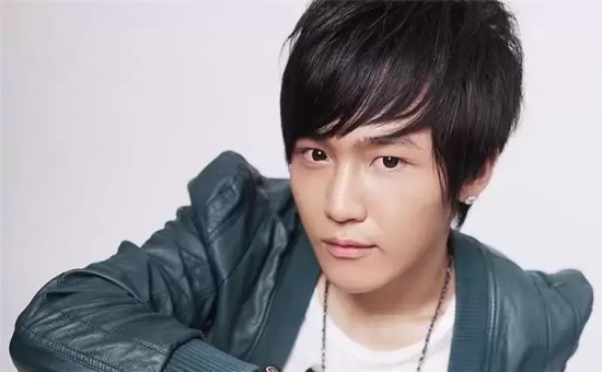 托奶天王是谁（揭露快男李炜托奶天王绰号来源始末）