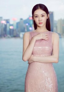 ​《芳华》何小萍，粉丝长裙大秀美背，气质清纯，网友：神似徐帆