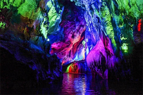 连州地下河旅游景区地面山青水秀，地下溶洞五光十色。