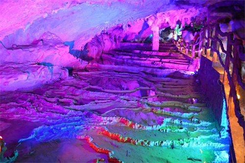 连州地下河旅游景区地面山青水秀，地下溶洞五光十色。