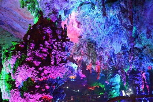 连州地下河旅游景区地面山青水秀，地下溶洞五光十色。