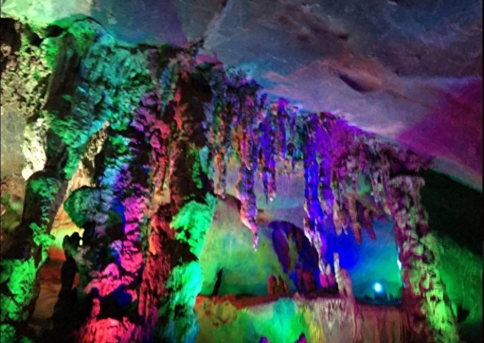 连州地下河旅游景区地面山青水秀，地下溶洞五光十色。