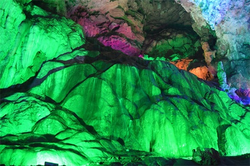 连州地下河旅游景区地面山青水秀，地下溶洞五光十色。