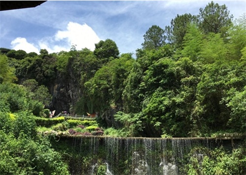 连州地下河旅游景区地面山青水秀，地下溶洞五光十色。