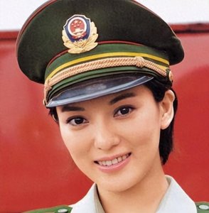 ​“波神”彭丹：曾破尺度出演，成功将脱下的衣服一件件“穿”回来