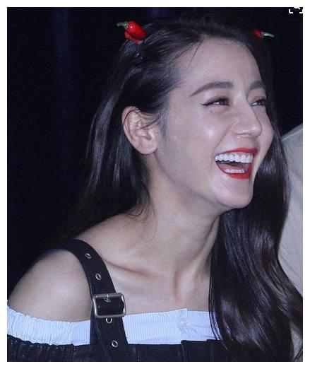 女星好不好看，咧嘴一笑就知道了，郑爽真的好可爱啊！