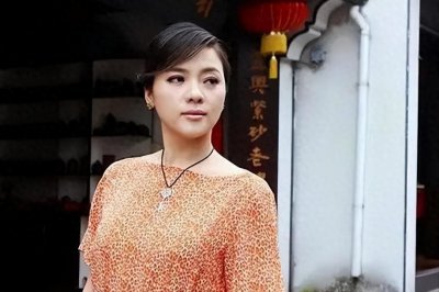 ​民歌天后陈思思：嫁给青歌赛冠军师鹏生一女，今46岁气质依旧动人