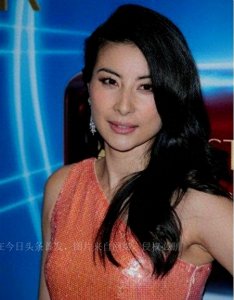 ​郭晶晶罕见换发型，掀起刘海天庭饱满有旺夫相，扎马尾辫活力四射