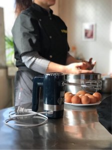 ​如何做戚风蛋糕卷？烘焙师现场教你，记住这个方子，新手也零失败