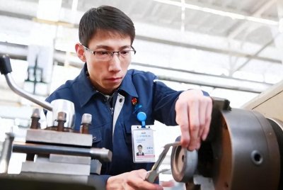 ​中国小伙立下大功，成功破解西方先进技术，国家奖励800万