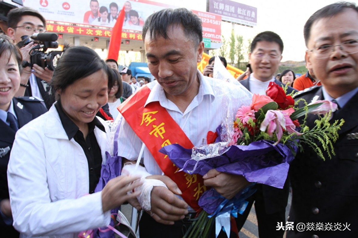 「寻找救人英雄」 感动“十四亿”中国人的标语
