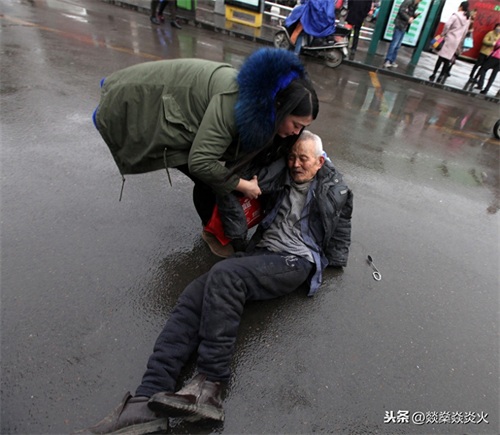 「寻找救人英雄」 感动“十四亿”中国人的标语